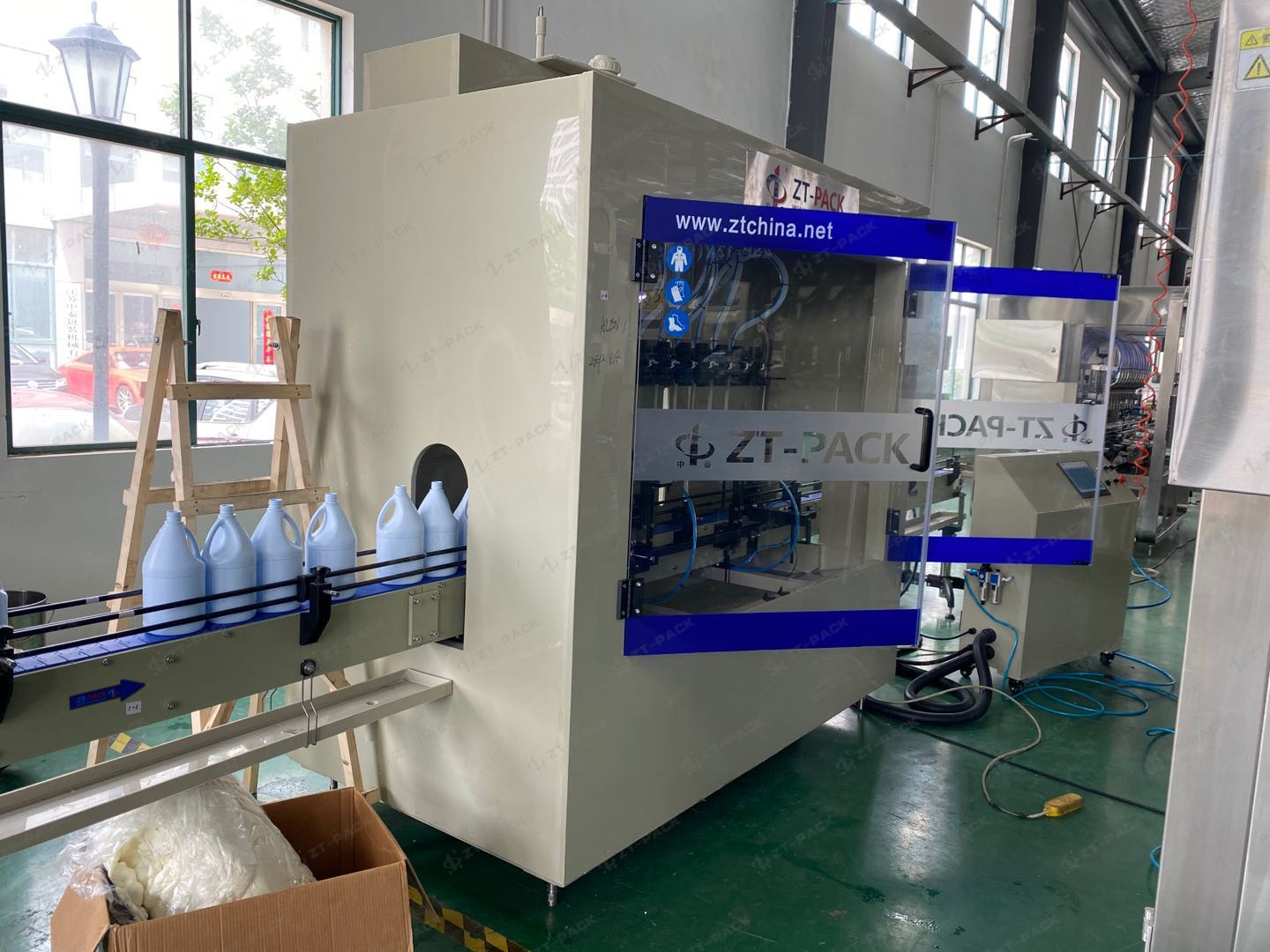 Riempitrice automatica di liquidi corrosivi